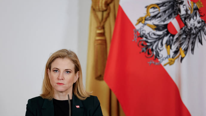 Kurier: главу МИД Австрии призвали отправить в отставку из-за помощи Украине