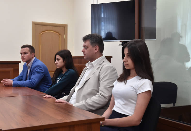 Ангелина (справа) и Крестина Хачатурян во время заседания суда в 2019 году 