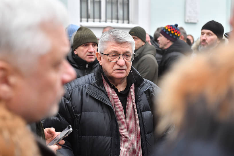 Режиссер Александр Сокуров (в центре)
