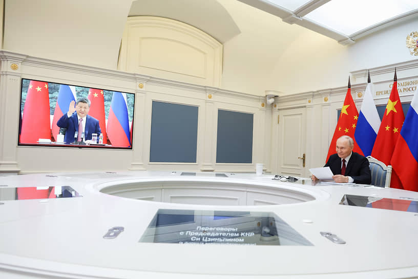 Президент России Владимир Путин во время разговора по видеосвязи с председателем КНР Си Цзиньпинем
