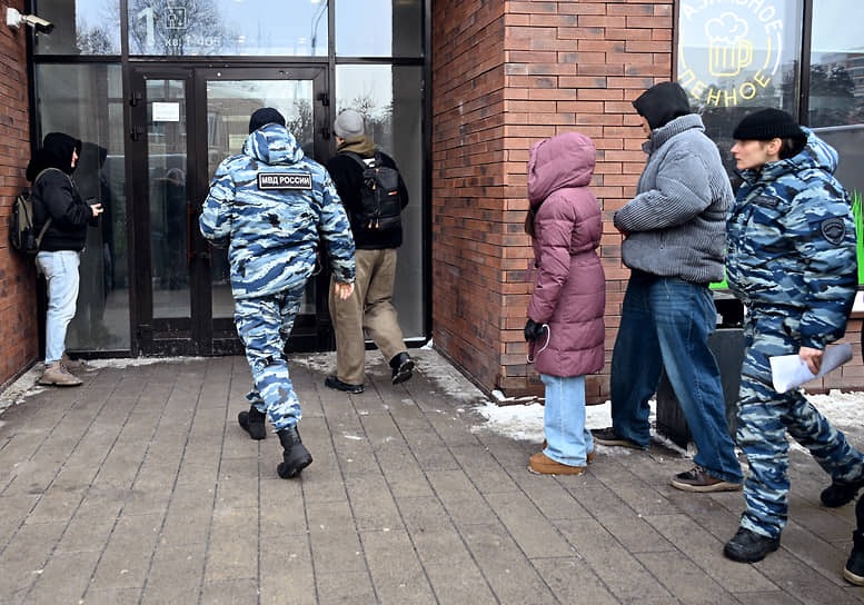 Сотрудники полиции у жилого дома на Волоколамском шоссе, где было совершено покушение на Владимира Алексеева
