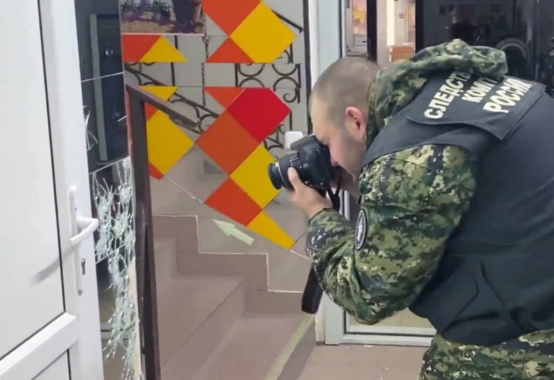 Сотрудник СКР в здании техникума в Анапе