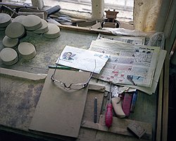 Столярный верстак с «бельем» — неокрашенными полуфабрикатами шкатулок