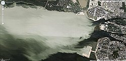 Спутниковая съемка Невской губы. На фото видно, как загрязняются воды Финского залива