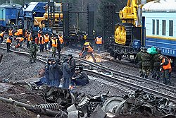 Разбор завалов на месте катастрофы шел одновременно с работой спецслужб