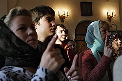 На службу приезжают верующие не только из Москвы. Эта группа приехала из Электростали