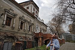 Храм восстанавливают прихожане. Еще в 2001-м вместо окон была фанера