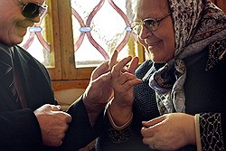 В общине глухих и слабослышащих есть также и слепоглухие