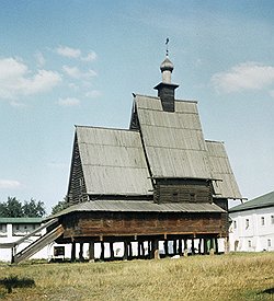Этот памятник деревянного зодчества сгорел после передачи Ипатьевского монастыря (Кострома) верующим 