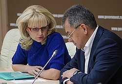 Места ЧП глава МЧС Сергей Шойгу теперь инспектирует не один: Татьяна Голикова не только участвует в совещаниях по ликвидации аварий, но и выезжает туда, где аварии ликвидируются 