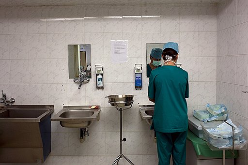 Сегодня в Р оссии есть не более десяти подготовленных специалистов, готовых менять клапаны без вскрытия грудной клетки. И более сотни высококлассных кардиохирургов, которые не могут получить необходимой подготовки из-за высокой стоимости обучения 