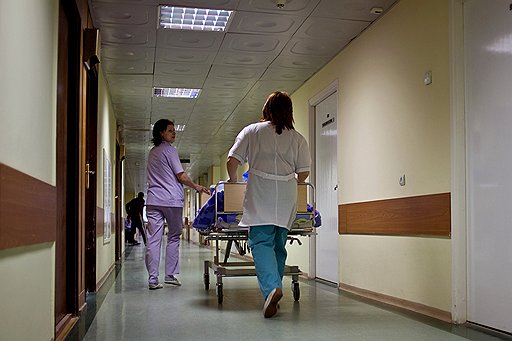 Во время гибридной операции на сердце больной находится не под общим наркозом, а спит медикаментозным сном, то есть через час он просыпается в палате, а через два дня уже может отправляться домой 