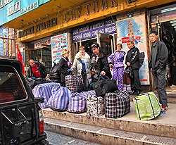 Весь центр Суйфэньхэ — сплошная торговая площадка: вывески на русском и многочисленные русские «челноки» 