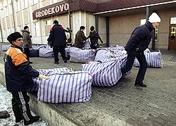 Огромные баулы с китайскими товарами — вот главное, за чем «помогайки» отправляются в Китай 