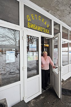По местам президентского детства впору устраивать экскурсию: подъезд дома — снаружи и внутри, детская библиотека, школа, 1000-квартирный кирпичный дом — предмет зависти обитателей блочных купчинских «хрущевок»