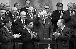 Мало кто знает, что Горбачев должен был прийти к власти на год раньше,— его определил себе в преемники Юрий Андропов. Однако в результате аппаратной интриги генсеком ЦК КПСС стал немощный Константин Черненко (в центре)