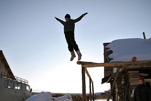 После городских квартир дети сначала скучают, а потом радуются подаренной свободе