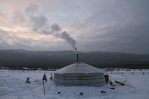 Экопоселение Александровка в Челябинской области задумали еще в 2002 году. Разместили информацию в интернете, стали завлекать тех, кому хочется пожить вдали от шумных и пыльных городов (Александровка находится в 250 км от Челябинска). Несомненный плюс — каждой семье выделяется участок в 1,2 га. Свои дома пока есть не у всех, некоторые временно живут в юртах