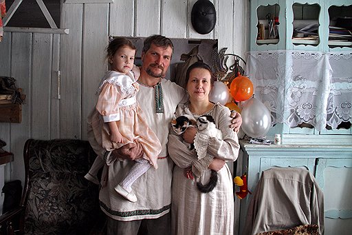 Подполковника в отставке Андрея Лантухова избрали старостой. С женой Юлией и дочкой Эвелиной он отремонтировал старый дом, в нем семья и живет