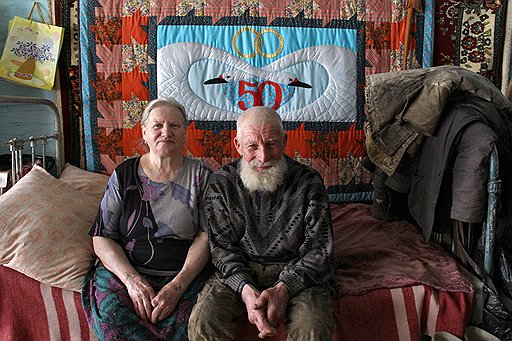 До начала строительства новых домов в Александровке это была обычная заброшенная деревня. Михаил Фомич и его жена Лидия — последние из ее коренных жителей. Новым поселенцам старики рады — было кого пригласить на свою золотую свадьбу