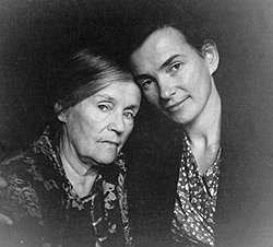 Нина и ее сестра Елена (на фото) при аресте. С мамой после лагеря, в ссылке на Колыме 