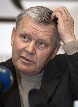 Александр Лукашенко уже 16 лет правит в Белоруссии и продолжает свысока смотреть на своих очередных политических оппонентов: поэта Некляева, генерала Фролова (на фото), преподавателя Милинкевича и экономиста Романчука 
