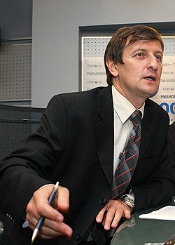 Александр Лукашенко уже 16 лет правит в Белоруссии и продолжает свысока смотреть на своих очередных политических оппонентов: поэта Некляева, генерала Фролова, преподавателя Милинкевича и экономиста Романчука (на фото) 
