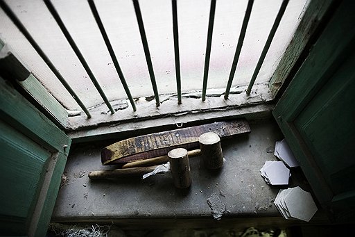Мяч из натуральной кожи здесь сшивают вручную, из 32 кусочков кожи. Инструмент — что и полвека назад. Шило и молоточки нередко передают по наследству