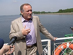 Александр Лукашенко уже 16 лет правит в Белоруссии и продолжает свысока смотреть на своих очередных политических оппонентов: поэта Некляева (на фото), генерала Фролова, преподавателя Милинкевича и экономиста Романчука 