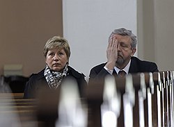 Александр Лукашенко уже 16 лет правит в Белоруссии и продолжает свысока смотреть на своих очередных политических оппонентов: поэта Некляева, генерала Фролова, преподавателя Милинкевича (на фото - справа) и экономиста Романчука 