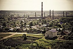 Жизнь крестьянского Никольска всегда вертелась вокруг завода: одно из крупнейших стекольных предприятий России окружают частные домики и огороды