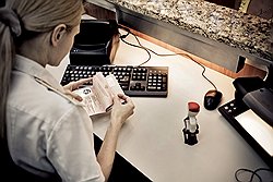 Кабина паспортного контроля снаружи кажется очень маленькой. Но внутри похожа на обычный офис: с компьютером, телефоном, приборами для проверки документов и пультом управления для вызова дежурных и связи с другими пограничниками