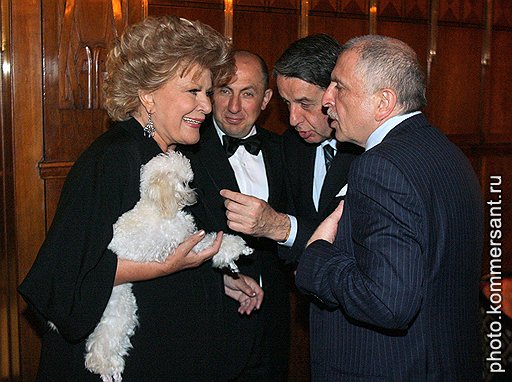 Оперная певица Елена Образцова (слева) и гости, собравшиеся на ее 70-летие (справа налево): полномочный представитель президента в Северо-Западном федеральном округе Илья Клебанов, министр культуры России Александр Авдеев, генеральный директор Михайловского театра Владимир Кехман
