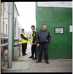 Чоповцы и защитники Кадашей несут вахту по разные стороны ворот на стройплощадку 