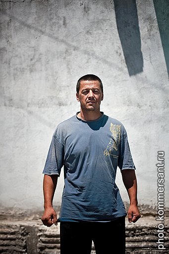В народные дружины идут люди всех возрастов: Ильхаму — 35 лет, Бахтияру — 54 года, Акмалетдину — 27 лет. Все — узбеки из села Сузак Джалал-Абадской области, улицы которого они сейчас патрулируют вместе с киргизскими военнослужащими, присланными с севера страны. Киргизы-северяне, объясняют эти ополченцы, в отличие от соседей-южан, еще пользуются у узбеков хоть каким-то доверием: вместе с ополченцами их пускают в узбекские районы. Тем не менее узбекским ополченцам уже приходилось защищать коллег по патрулям от местной молодежи