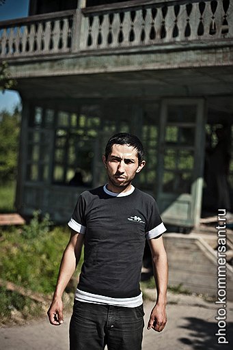 В народные дружины идут люди всех возрастов: Ильхаму — 35 лет, Бахтияру — 54 года, Акмалетдину — 27 лет. Все — узбеки из села Сузак Джалал-Абадской области, улицы которого они сейчас патрулируют вместе с киргизскими военнослужащими, присланными с севера страны. Киргизы-северяне, объясняют эти ополченцы, в отличие от соседей-южан, еще пользуются у узбеков хоть каким-то доверием: вместе с ополченцами их пускают в узбекские районы. Тем не менее узбекским ополченцам уже приходилось защищать коллег по патрулям от местной молодежи