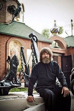 «У меня самая большая в стране коллекция корабельных якорей,— говорит Конюхов.— Одна беда: пополнять коллекцию тяжело, больно уж экспонаты неподъемные» 
