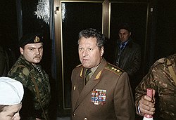 Генерал-полковник Владислав Ачалов отдал приказ командирам пяти воздушно-десантных дивизий выдвинуться в Москву