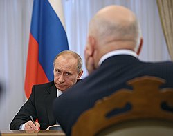 Пока премьер-министр Владимир Путин держит паузу, демонстративно отстранившись от конфликта 