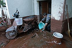 Пока солдаты венгерской армии и профессиональные спасатели сражаются за Европу, жители сами пытаются спасти свои дома 