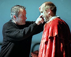 Петер Штайн (слева), не обнаружив в России единственно верного понимания «Гамлета», собрал его русский текст из пяти разных переводов
