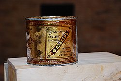 Жестяная банка, пролежавшая на глубине полутора метров более 70 лет, лишь в некоторых местах покрылась ржавчиной. Точно такими «щами с кашей и мясом» питались в походах солдаты царской армии 