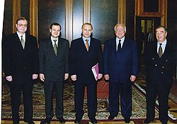 1999 год. Премьер Путин собрал коллег. (Слева направо: Сергей Степашин, Сергей Кириенко, Владимир Путин, Виктор Черномырдин, Евгений Примаков)