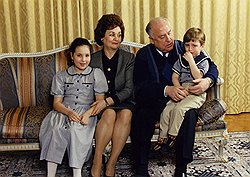 С женой Валентиной Федоровной и внуками