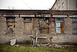 Серые многоэтажки, покинутые комнаты гастарбайтеров, редкие торговцы с Кавказа, патрули — Хотьково стало Россией в миниатюре. Это ясно и без слов 