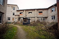 Серые многоэтажки, покинутые комнаты гастарбайтеров, редкие торговцы с Кавказа, патрули — Хотьково стало Россией в миниатюре. Это ясно и без слов 