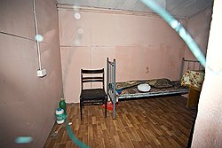 Серые многоэтажки, покинутые комнаты гастарбайтеров, редкие торговцы с Кавказа, патрули — Хотьково стало Россией в миниатюре. Это ясно и без слов 