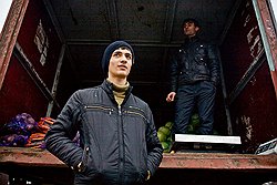 Серые многоэтажки, покинутые комнаты гастарбайтеров, редкие торговцы с Кавказа, патрули — Хотьково стало Россией в миниатюре. Это ясно и без слов 