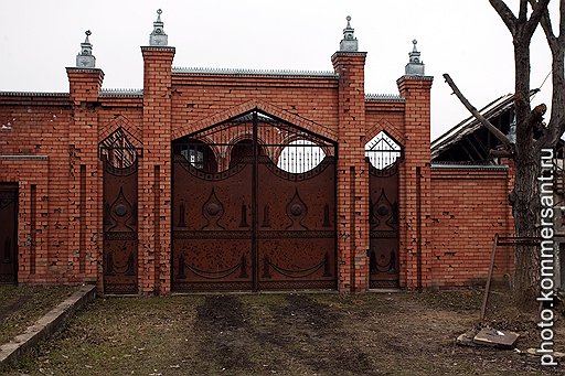 Дома богатых чеченцев окружены двухметровыми заборами — такими, как, например, этот в деревне Старые Атаги