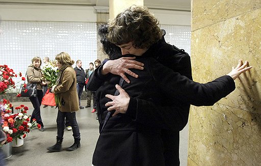 День траура по жертвам терактов в столичном метро 29 марта 2010 года. При подрыве смертниц на станциях «Парк культуры» и «Лубянка» погибли 40 человек, 88 получили ранения 